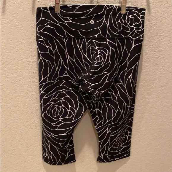 Black and white lululemon leggings - Picture 1 of 3